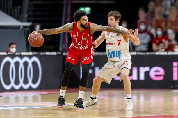 她都在不断 她都在不断